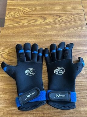 Bass Pro Shops Black and Blue Neoprene Gloves with Velcro Straps